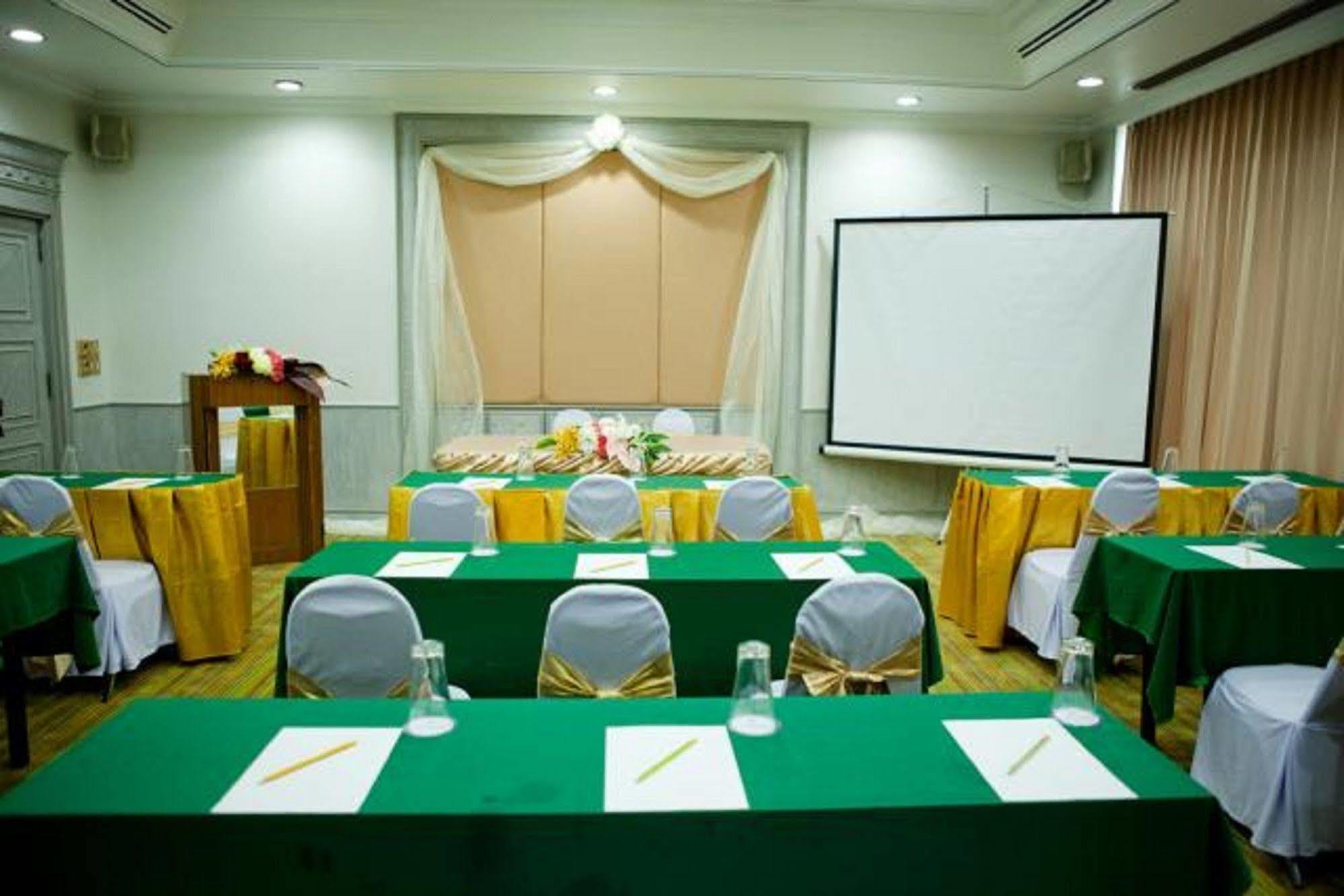 Courtyard By Marriott Phuket Town Hotel Exterior foto